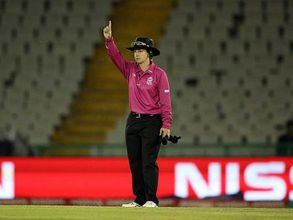 తొలి మహిళా అంఫైర్‌గా చరిత్ర సృష్టించనున్న పొలోసాక్