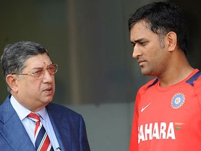 అసలేం జరిగింది?: ధోనిని తప్పించాలని చూశారు, అడ్డుకున్న శ్రీని