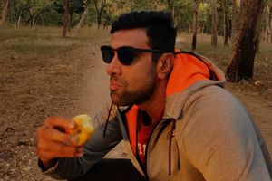 అశ్విన్ నీ చేతిలో ఉన్నది ఏంటీ?: నెటిజన్ల గందరగోళం