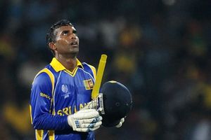 నవ్వుల పాలయ్యాడు: క్రికెట్‌లో ఇలా కూడా ఔట్ అవుతారా? (వీడియో)