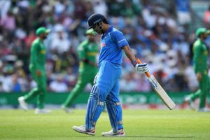 గేమ్ ఛేంజర్ కాదు: సచిన్, కపిల్‌ను చూపించి ధోనిపై మంజ్రేకర్