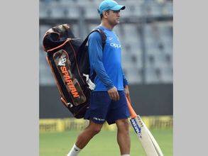 ధోనిని తక్కువ చేయొద్దు: 'అతడి స్థానాన్ని భర్తీ చేసే ఆటగాడు లేడు'