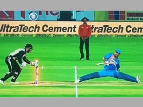 'జిమ్నాస్ట్' ధోని: పనైపోయిందంటూ ధోనిపై నెటిజన్ల విమర్శలు