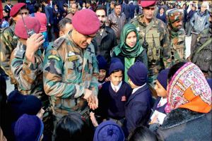 ఆర్మీ డ్రస్సులో ధోని: శ్రీనగర్ స్కూల్లో సందడి, ఫోటోలకు ఫోజులు