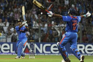 ధోని కెరీర్‌లో ఉద్విగ్నభరిత క్షణాలు ఏవో తెలుసా?