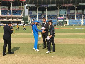 తొలి టీ20లో భారత్ విజయం: నెహ్రాకు ఘనమైన వీడ్కోలు