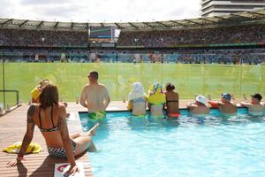 గబ్బా స్టేడియంలో స్విమ్మింగ్ పూల్: ప్రేక్షకుల వింత అనుభూతి