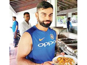 కోహ్లీ మధ్యాహ్న భోజనంలో కాల్చిన కోడి మాంసం ఉండాల్సిందే!