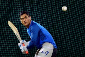 టీ20ల్లో ధోని కొనసాగాలా వద్దా?: ఆ నిర్ణయం వారిదేనన్న కపిల్ దేవ్