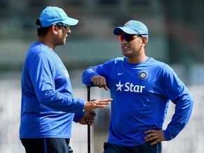 అసూయతోనే ధోనిపై విమర్శలు: మండిపడ్డ కోచ్ రవిశాస్త్రి