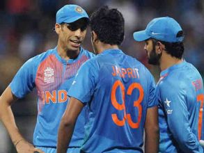 క్యాచ్ వదిలేశాడని ధోనీని తిట్టిన నెహ్రా (వీడియో)