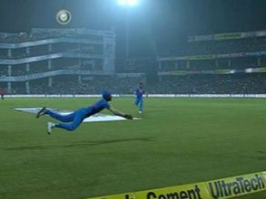 నెహ్రా ఫేర్‌వెల్ మ్యాచ్: పాండ్య కళ్లు చెదిరే క్యాచ్‌ (వీడియో)