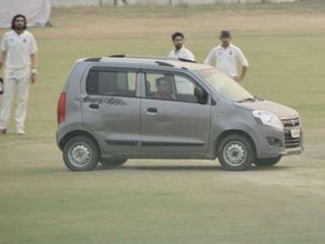 పిచ్‌పైకి కారు: నిలిచిన మ్యాచ్, చూస్తుండి పోయిన గంభీర్, ఇషాంత్