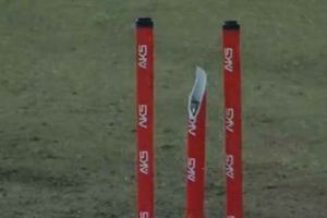 ఆప్ఘన్ సంచలనం రషీద్ ఖాన్ విసిరిన గుగ్లీకి వికెట్‌ విరిగింది