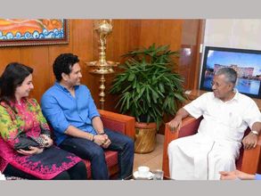 మ్యాచ్‌ చూసేందుకు రండి: కేరళ సీఎంను కలిసిన సచిన్