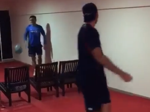 బయట వర్షం: కివీస్ ప్లేయర్లతో లోపల పుట్‌బాల్ ఆడిన ధోని (వీడియో)