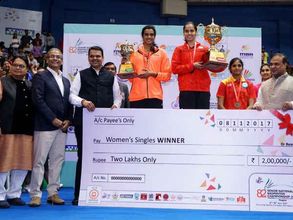 సింధుకు చెక్ పెట్టిన సైనా: ఫైనల్లో ఘన విజయం