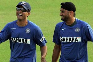 హర్భజన్ సింగ్‌కు గంగూలీ క్షమాపణ: అసలేం జరిగింది?