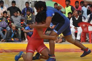 తమ్ముడిని చిత్తుగా ఓడించింది: వారణాసి అస్సీ ఘాట్‌లో దంగల్‌ సీన్‌