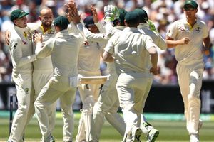 అడిలైడ్ టెస్టులో ఆసీస్‌దే విజయం: యాషెస్‌లో 2-0 ఆధిక్యం