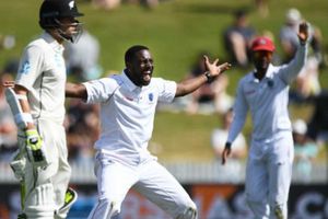 న్యూజిలాండ్‌ను క‌ట్టుదిట్టం చేస్తున్న వెస్టీండీస్ బౌలింగ్‌