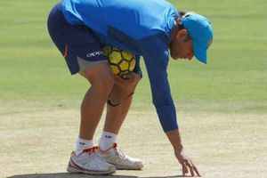 తొలి టీ20: బారాబతి పిచ్‌ని క్షుణ్ణంగా పరిశీలించిన ధోని