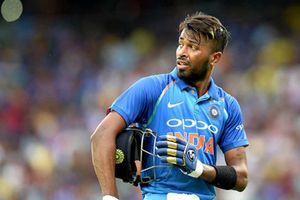 ధోని నుంచి కోహ్లీ ఆ ఒక్కటీ నేర్చుకోవాలి: హార్దిక్ పాండ్యా