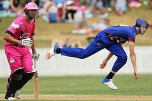 హెల్మెట్ ధరించిన తొలి బౌలర్‌గా చరిత్ర సృష్టించాడు (వీడియో)