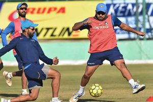 భారత్‌పై విసుగుచెందిన అభిమానులు బారాబతి స్టేడియంలో బాటిళ్లు విసిరారు