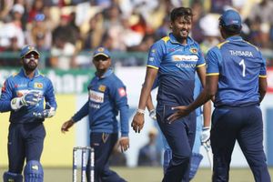 మొదటి పది ఓవర్లు పూర్తయ్యేసరికి భారత్-శ్రీలంకల మధ్య వన్డే మ్యాచ్‌లో..