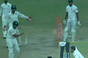 అది బౌల్డ్..: కోట్లాలో జడేజాను ఆట పట్టించిన కోహ్లీ (వీడియో)