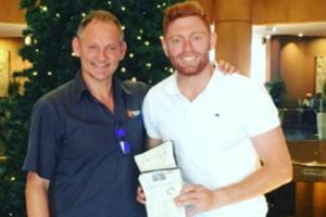 తండ్రి గ్లౌస్ అందుకున్న వేళ: ఉద్వేగానికి లోనైన బెయిర్ స్టో