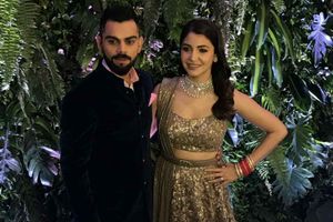 ముంబైలో విరుష్క జోడీ విందు: కుమార్తెతో ధోని, ఆశ్చర్యపరిచిన కుంబ్లే