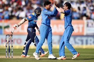 జట్టు విజయంలో కీలకపాత్ర: కుల్దీప్, చాహల్‌పై ట్విట్టర్‌లో ప్రశంసల వర్షం