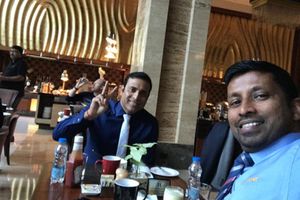 ఐదు కాదు మూడే: లంక ప్లేయర్‌కు లక్ష్మణ్ పంచ్, నెటిజన్ల ఫిదా