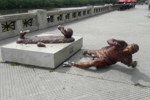 ఫుట్‌బాల్ దిగ్గ‌జం మెస్సీ విగ్ర‌హం కాళ్ళు విర‌గ్గొట్టి ప‌డేసిన దుండ‌గులు