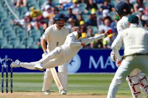 ఊహకే అందడం లేదు: యాషెస్‌లో లియోన్ అద్భుత క్యాచ్ (వీడియో)