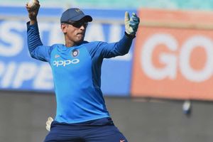 లంకేయులతో మూడో వన్డేలో ధోని అంచనా తప్పి..