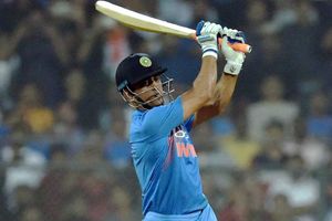 గెలుపుతో వీడ్కోలు: ఈ ఏడాది ఆఖరి విన్నింగ్ షాట్ ధోనిదే (వీడియో)