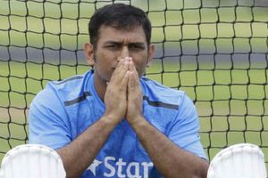 2019 వరల్డ్ కప్ కోహ్లీసేనదే: వివాదాస్పద ట్వీట్‌ను లైక్ చేసిన ధోని