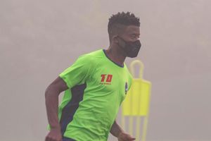 ఫుట్‌బాల్ సైతం క్రికెట్ మాదిరిగానే.. మాస్క్‌లతోనే మ్యాచ్‌లు