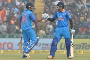 వన్డేల్లో 100 సార్లు 300పైచిలుకు పరుగులు: అగ్రస్ధానంలో భారత్