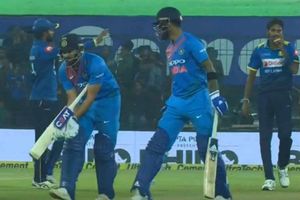 ధోనిని మూడో స్థానంలో పంపమంటూ కోచ్ రవిశాస్త్రికి సిగ్నల్ ఇస్తున్న రోహిత్