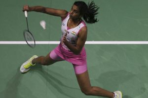 సూపర్ సిరిస్ ఫైనల్స్: ఆశలన్నీ సింధుపైనే!... శ్రీకాంత్‌ ఇంటికి