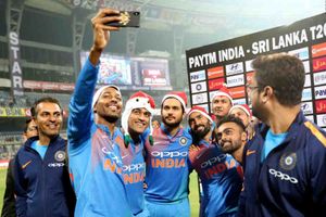 అభిమానులకు క్రిస్టమస్ శుభాకాంక్షలు తెలిపిన క్రికెటర్లు (ట్వీట్స్)