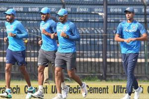 శాస్త్రి పర్యవేక్షణలో భారత పేస్ ఎటాక్ బౌలింగ్ ప్రాక్టీస్ (వీడియో)