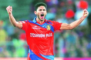 'ధోని వికెట్ల వెనుక ఉన్పప్పుడు నేను బౌలింగ్ చేయాలి'