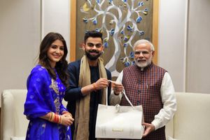 రిసెప్షన్‌కు ఆహ్వానం: ప్రధాని నరేంద్ర మోడీని కలిసిన విరుష్క జోడీ