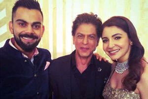 ముంబైలో విరుష్క జోడీ విందు: డ్యాన్స్‌తో హోరెత్తించిన షారుక్ (వీడియో)