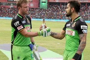 అనుష్కతో కోహ్లీ పెళ్లి: సర్‌ప్రైజ్‌ అయిన డివిలియర్స్, స్పెషల్ మెసేజ్